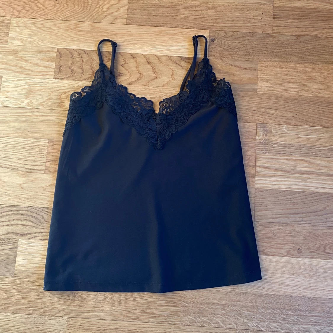 Svart linne med spetsdetaljer från Vero Moda