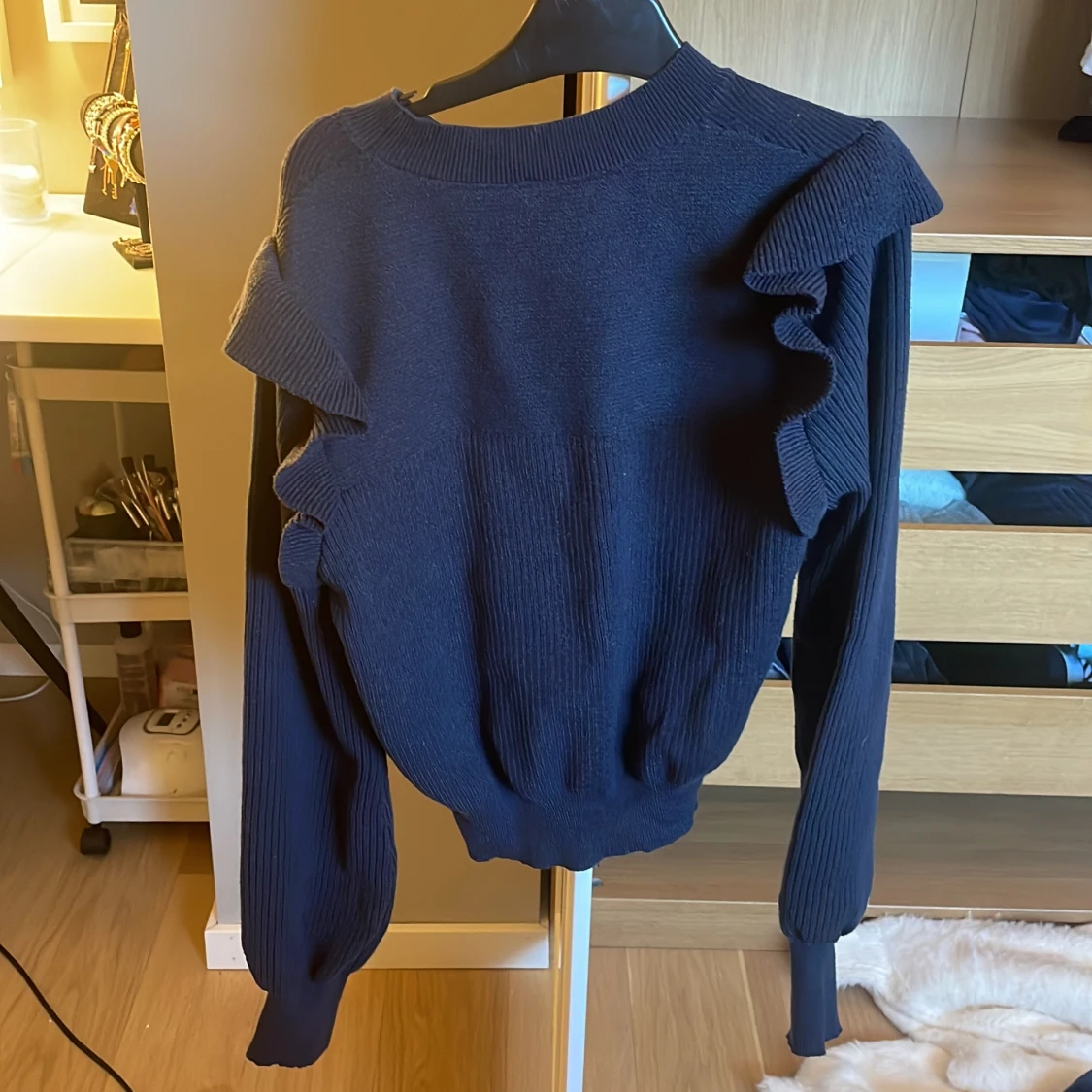 Marinblå tröja med volangdetaljer från Shein - 1