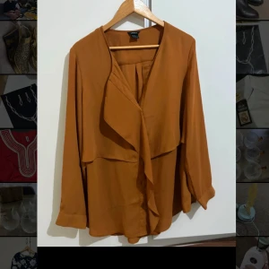 Senapsgul blus i stlk 44 - Sparsamt använd och jätte bra skick 