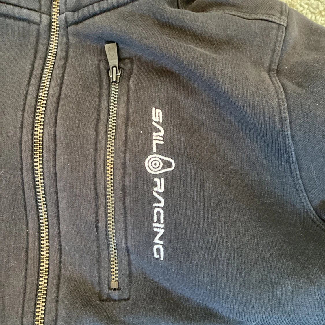 Svart huvtröja från Sail Racing - 1