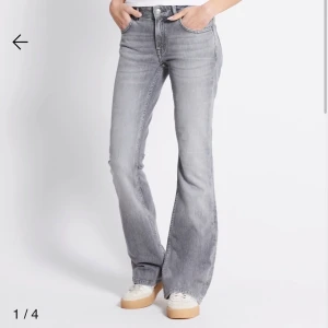 Jeans low boot grå - Superfina gråa lågmidjade bootcut jeans från lager 157 som tyvärr inte kommer till användning💕 Endast använda enstaka gånger så i superfint skick💕Storlek M men passar även S 🥰