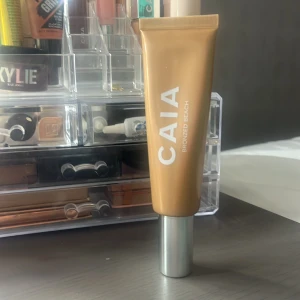 CAIA liquid highlighter  - Använd 1 gång!!💞 liquid highlighter från CAIA i nyansen Bronzed Beach. Kommer i en praktisk tub med silverfärgat lock. Perfekt för att ge ansiktet en solkysst look.