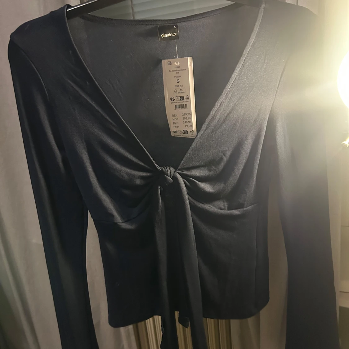 Mörkblå långärmad topp från ginatricot