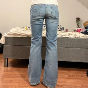 Jeans  - Midjemått: 39cm, innerbenslängd: 77cm 🩷