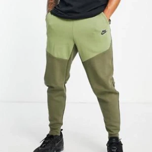 Nike tech byxa - Nyskick knappast använd. Säljs pga den passar inte längre. Vill du ha bilder skriv till mig!