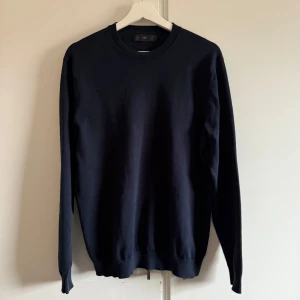 Svart tröja från MNG Man - Säljer en stilren svart tröja från mango Man. Tröjan har en klassisk design med rund hals och långa ärmar. Perfekt för en minimalistisk look. Lite urtvättad annars bra skick. Storlek s