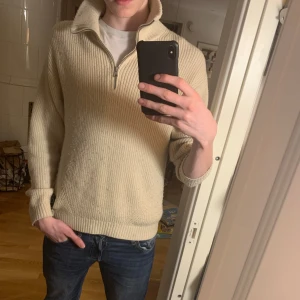  stickad tröja från Calvin Klein - Säljer nu en tröja från Calvin Klein med halv zip. Tröjan är använd men har inga defekter utan är bara knopprig, vilket är exakt hur dessa tröjor ska vara. Tröjan är varm och passar bra på kyligare dagar. Tröjan är i strl 16 vilket är M, modellen är 190cm. Tröjan är ute för endast 299kr. Nypriset ligger runt tusenlappen