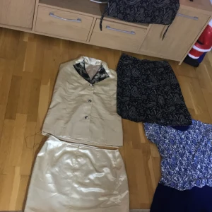 Blommig grön blus - Säljer en söt blommig grön blus med korta ärmar och knappar framtill. Perfekt för en avslappnad stil med sitt mjuka och luftiga material. Blusen har ett vackert blommönster i vitt och rosa som ger en romantisk touch. Olika priser 