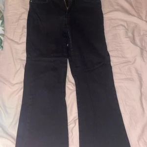 Svarta jeans från Clockhouse - Snygga svarta jeans från Clockhouse med klassisk design. De har en rak passform och är perfekta för en stilren look. Jeansen har fickor både fram och bak samt en dragkedja i gylfen.