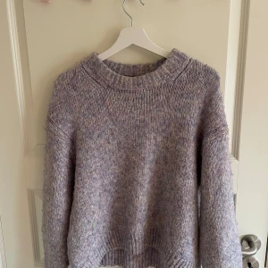 Ljuslila stickad tröja från vero Moda - Mysig ljuslila stickad tröja från veromoda. 💜i storlek M