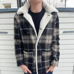 A days march jacka - Tja! Säljer nu denna sjukt snygga jacka. Skick 9.5/10 som ny utan defekter. Nypris ligger runt 1200kr men säljs nu för endast 599kr. Hör gärna av er vid funderingar!