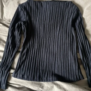 Mörkblå långärmad topp - Snygg mörkblå långärmad topp. Aldrig använd. 