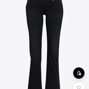 Nattblå bootcut jeans - Snygga natt blå bootcut jeans med låg midja. Perfekta för en stilren look. Klassisk design med fem fickor och knappgylf.