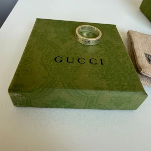 Silverring från Gucci - Snygg och stilren ring från Gucci, funkar både till tjej och kille