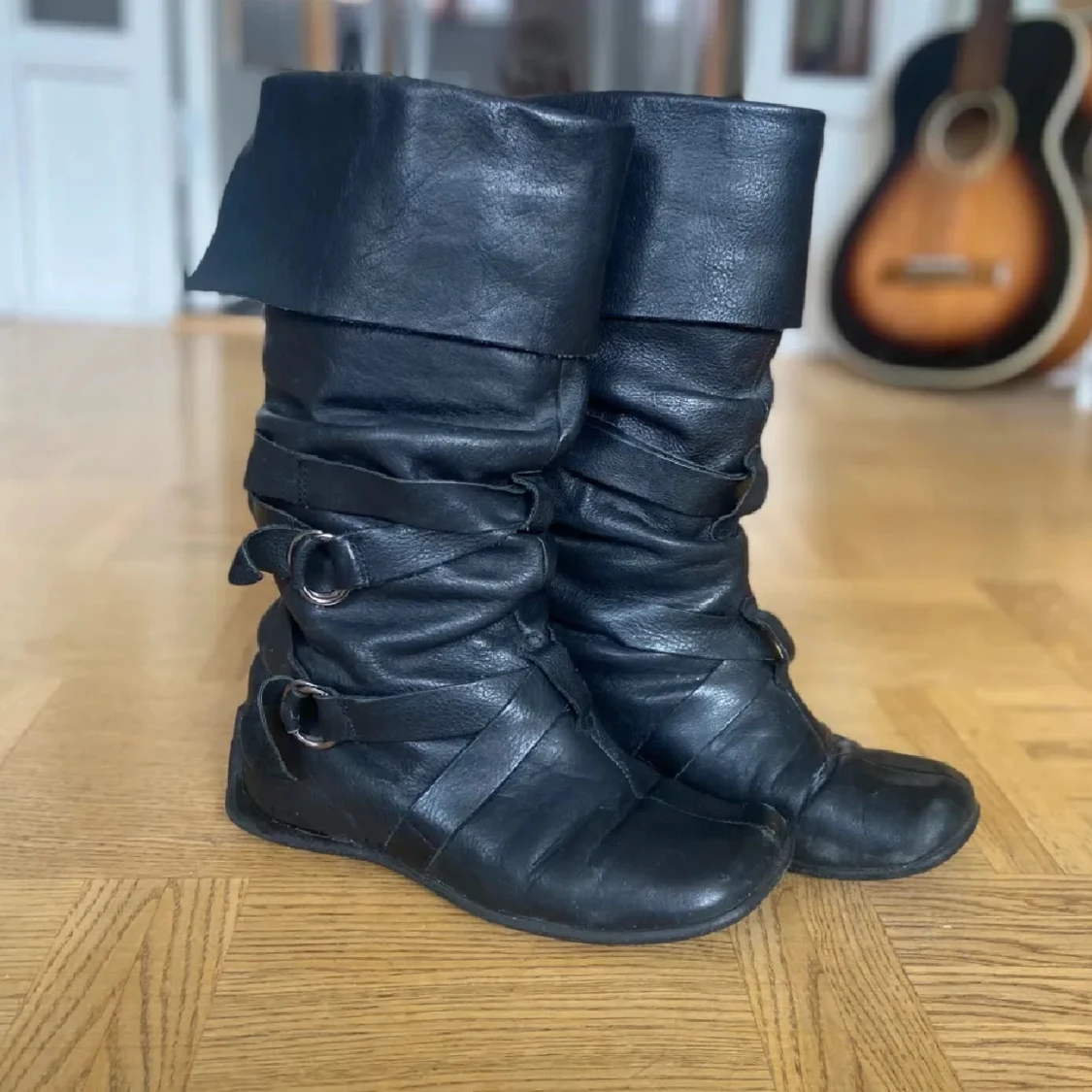 Svarta boots med remmar