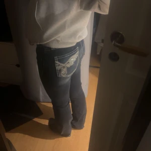 Lågmidjade jeans - Lågmidjade bootcut jeans från gina young i helt nyskick endast använda en gång och säljer pga att det inte riktigt känns som min stil 🙏🏽