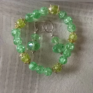 Grönt och gult pärlset - Snyggt set med armband och örhängen i gröna och gula pärlor. Pärlorna har en glittrig yta som fångar ljuset fint. Perfekt för att lägga till en färgklick till din outfit.