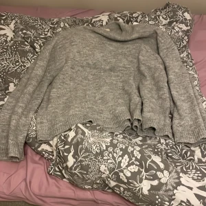 Grå stickad tröja💞 - Säljer en jättefin grå stickad tröja från Gina💞 den är ganska använd därav priset! Jätteskön på vintern💞 nypris: 399