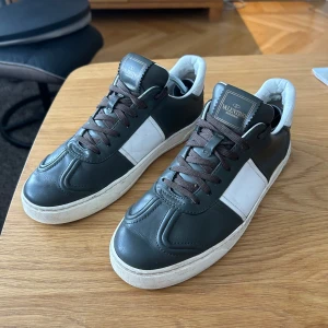 Valentino Flycrews  - Vi säljer nu dessa sjukt sällsynta valentino flycrews i färgen olivgrön | Passar: 41,5-42,5 | Skick: 9/10, välskötta och fräscha | 3 nitar saknas och finns några få defekter | Endast skorna tillkommer | Hör gärna av dig vid minsta fråga!