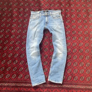 Blå jeans från Replay - Snygga blå jeans från Replay med klassisk femficksdesign och dragkedja. Perfekt för en avslappnad stil. Skriv om du har några funderingar. Pris är diskuterbart