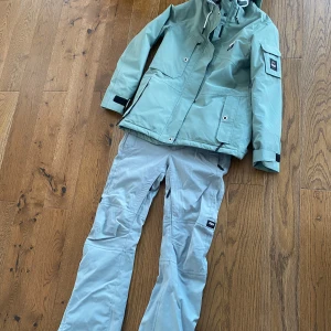 Skidset Dope - Skidjacka och täckbyxor från Dope, i mycket bra skick. Använda varsamt under 3 säsonger. Säljer allt för 1700kr.