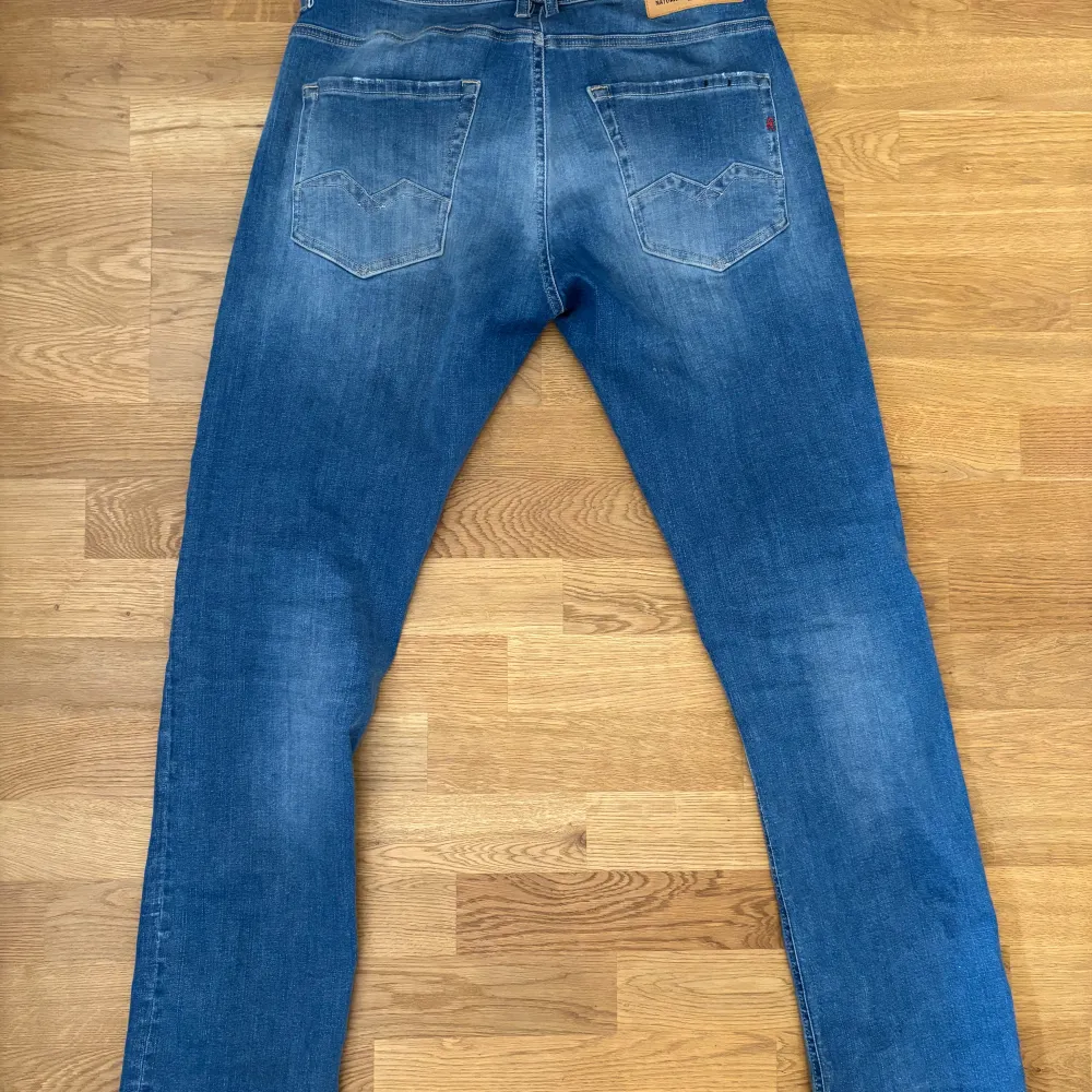 Tja, säljer nu ett par riktigt snygga ljusblåa jeans från Replay i modellen rocco. Jeansen är i riktigt bra skick då dem är sparsamt använda samt inga defekter. Storlek 29. Har du några frågor tveka inte på att höra av dig. Farkut & Housut.