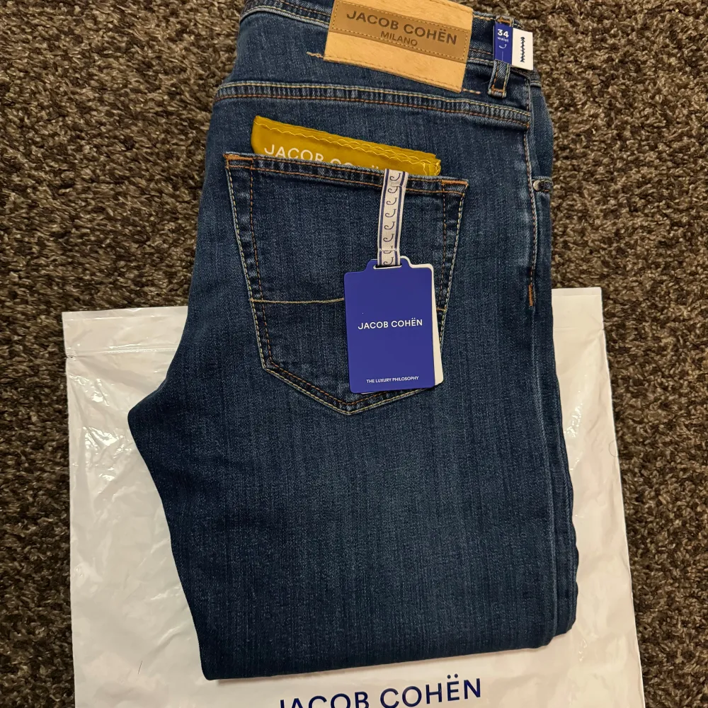 Jacob Cohen Nick i storlek 34. 2024 kollektion, helt nya med tags, påse etc. Jacob Cohen är Italienskt, kända för sina handgjorda jeans som är tillverkade av de mest exklusiva textilier i världen. Jeansen är dessutom parfymerade.. Farkut & Housut.