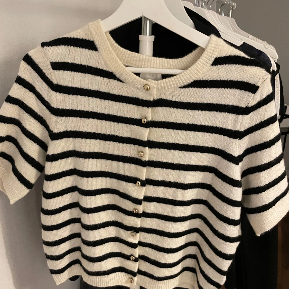 Randig kortärmad kofta med guldfärgade knappar - 2