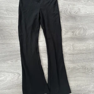 Svarta byxor från Vero Moda - Snygga svarta byxor från Vero Moda i en klassisk stil. De har en rak passform och är perfekta för en stilren look. Byxorna är tillverkade i ett mjukt material som ger en bekväm känsla hela dagen.