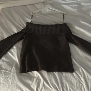 Brun offshoulder tröja från Neo Noir - Jag säljer en super snygg brun offshoulder tröja från Neo Noir då den tyvärr aldrig kommer till använing. Den är hur mysig som helst! Köpte denna tröja för 1000. Storlek s💕