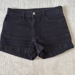 Svarta shorts från H&M - Snygga svarta shorts från H&M i jeansmaterial. 