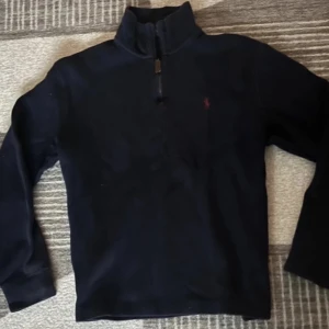 Mörkblå Ralph Lauren zip - Säljer denna superfina halvzipen från Ralph Lauren! Köptes här på Plick o den skulle vara present till min kille men det var fel storlek❤️ köptes för 650 säljer nu för 500, helt felfri och superskönt material, perfekt nu till våren❤️