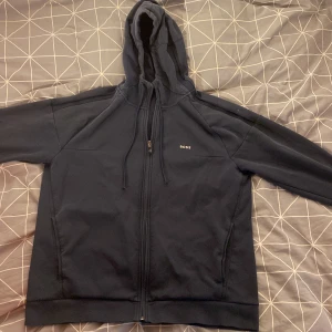 Mörk blå kofta från Boss - Lite i sönder vid högra armen. Passar XL/L