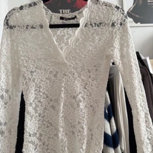 Vit spetsblus från Gina Tricot - Vitspetsblus från Gina, säljer då jag använt den en gång och tröttnat på den.