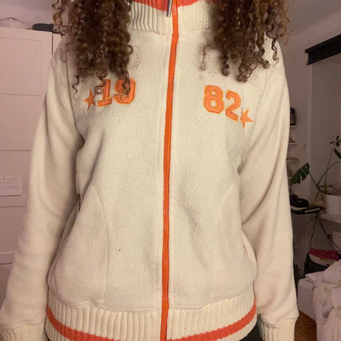 Vit fleecejacka med orange detaljer