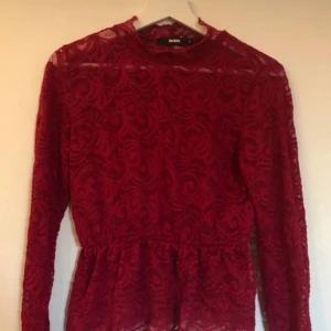 Röd spetsblus från Bik Bok - ❣️Supersnygg röd spetsblus från Bik Bok med långärmad design. Spetsblusen har ett vackert spetsmönster passar för alla olika tillfällen❣️