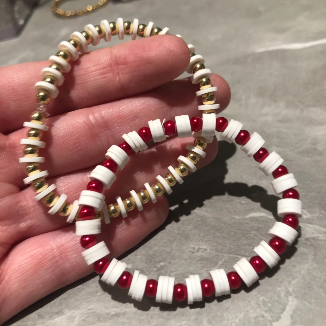 Två elastiska armband med pärlor - 1