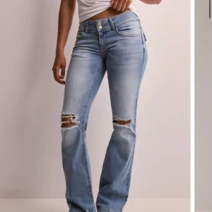 Blå bootcut jeans med slitningar - Snygga blå bootcut jeans med slitningar på knäna. Har köpt de nyodlingen och inte använt super mycket, inga defekter! Skriv för mått och egna bilder😇