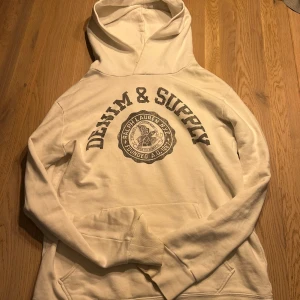 Vit hoodie från Denim & Supply Ralph Lauren - Säljer en vit hoodie från Denim & Supply Ralph Lauren i storlek S. Jag säljer för 699kr inte hugget ur sten.🔥