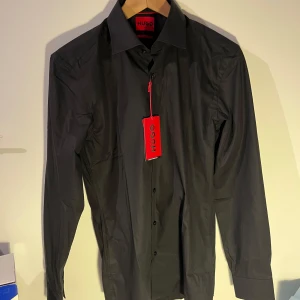 Hugo Boss Skjorta  - Hej😇 Jag säljer en stilren ny Hugo boss skjorta som har nypris på 1500. En kostymskjorta med tag kvar och storlek 38(passar S-M)