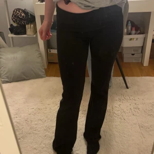 Yoga pants  - Snygga svarta byxor med bootcut-stil. De är lågmidjade och har en tight passform upptill som övergår i en utsvängd nederdel. Säljer pågrund av att jag inte använder dem längre, inga fläckar. Lappen kvar. Nypris 360