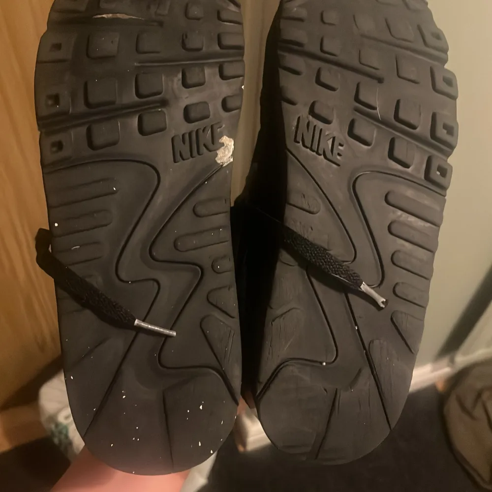 Säljer nu mina air max då jag köpt nya skor, köpte dom i somras nya och dom är knappast använda . Kengät.