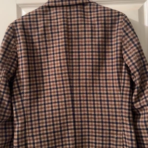 Italiensk blazer - Ubrukt blazer, kjøpt ny for 6000kr. Ull og kashmir. Størrelse 48.