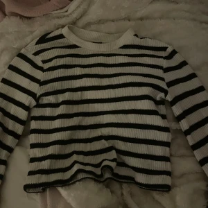 Randig stickad tröja från Gina  - Aldrig använt och har utsvängda armar 