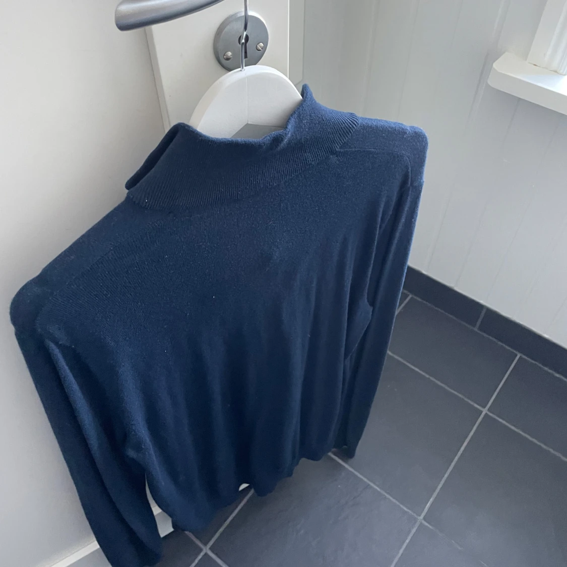 Mörkblå tröja med dragkedja från Jack & Jones - 2