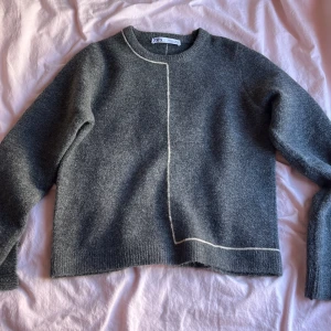 Grå stickad tröja från Zara - Stickad tröja från Zara. Storlek L men sitter som S. Använd 1 gång.