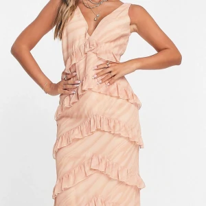 Rosa långklänning med volanger - Säljer en superfin rosa långklänning med volanger och v-ringning från ASOS. Perfekt klänning till balen💗Aldrig använd endast testad