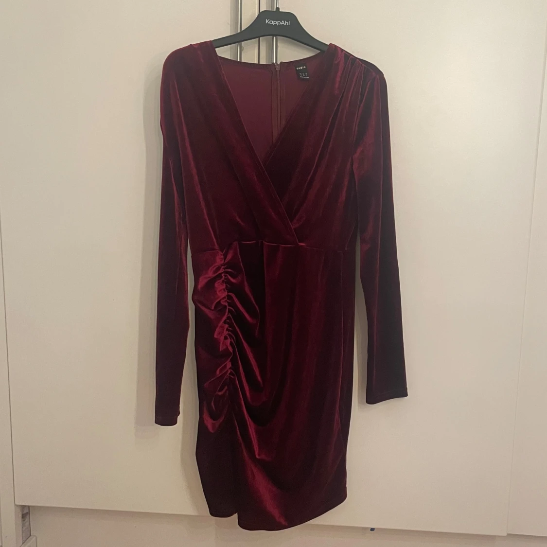 Vinröd sammet klänning