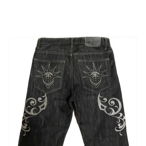 Jeans från YDL - Mörka jeans från YLD med smyggt mönster  på både fram- och baksida. Byxorna är något slitna nedtill. Hör av dig vid intresse eller frågot, pris kan diskuteras!