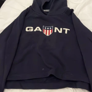Gant hoodie - Jätteskön gant hoodie som är i bra skick. Den har en fläck på sig som förmodligen går bort i tvätt och säljer därför för lägre pris!❤️